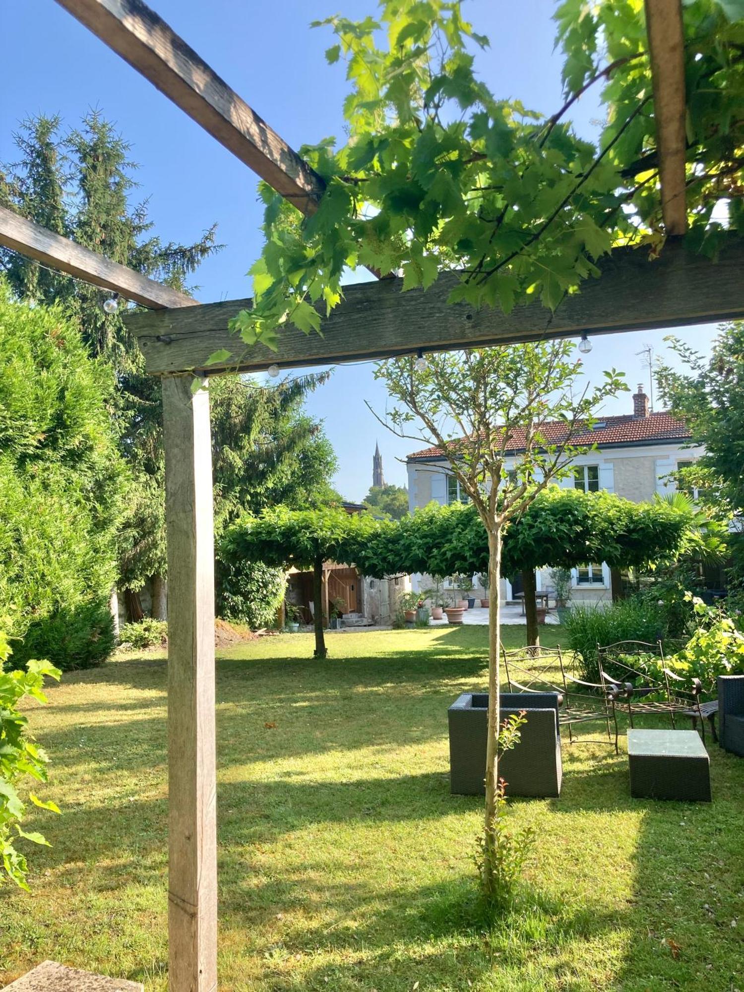 Pierres Et Jardins Bed & Breakfast Senlis  Exterior photo